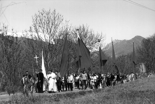 Romeria durant l'any Jubileu (2000) passant pel camí cap a Santa Maria d'Àneu.