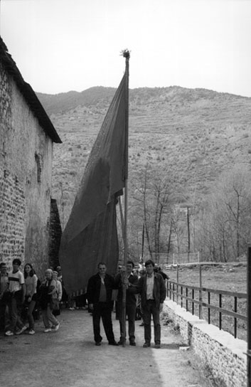 Portadors de la bandera durant la romeria de l'any Jubileu (2000) a Santa Maria d'Àneu. El primer per l'esquerra és en Jesús Constanza Ticó de Casa Cinto de Burgo.