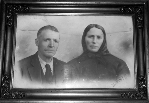 Matrimoni format per l'Andreu Constanza Joli i per la Maria Farré de Casa Cinto de Burgo. Aquesta foto emmarcada està penjada a la sala principal de Casa Cinto de Burgo.