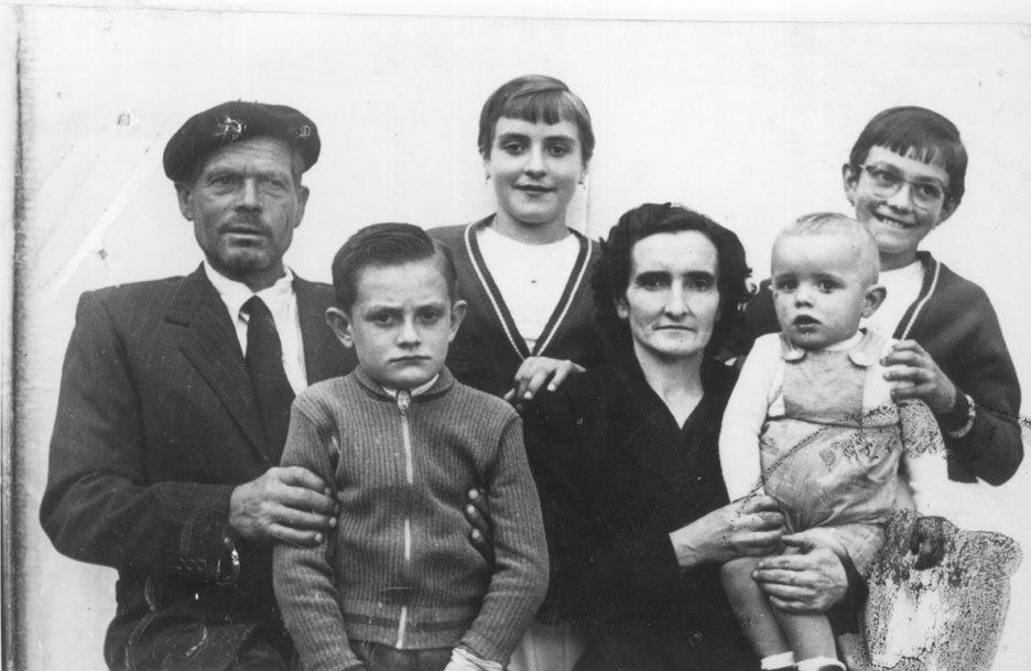 Foto de família. Personatges d'esq. a dreta: drets: Joan Constanza (pare), Maria Constanza i Nati Constanza. Asseguts al davant: Jesús Constanza, Dolors Ticó (la mare) i Joan Constanza (el nadó). 