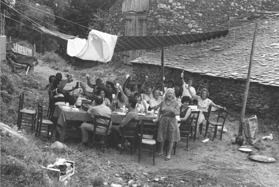 Dinar de la festa del poble, a la plaça de Burgo. Menjant la paella.