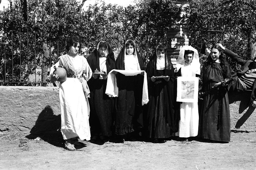 Setmana Santa. Antonieta de Labitan, Ramona de Maçano, Rosita de Rosendo, Rosa Marí de Pauet, Mercè Tornamorell i Lolita de Taois.