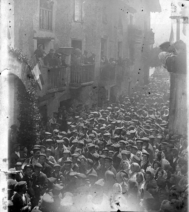 Vista del carrer Major un dia de festa.