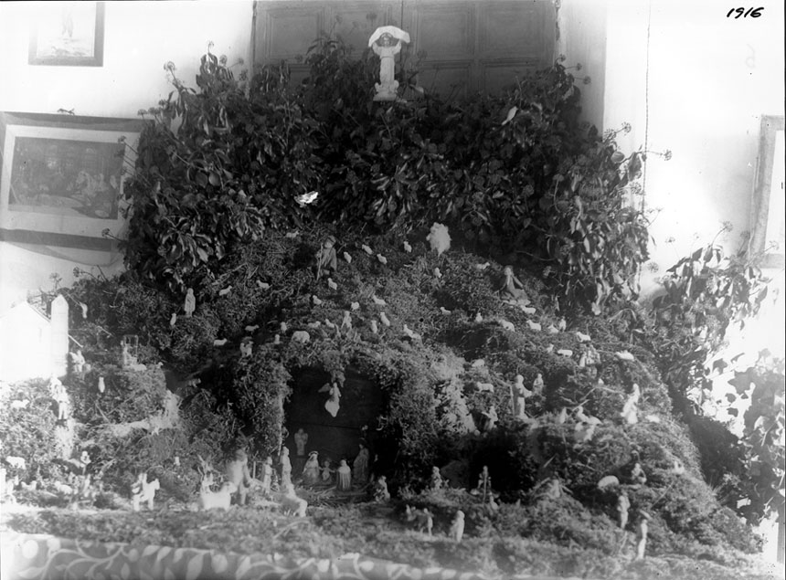 Pessebre a Casa Corbera, fet a la saleta que dóna al balcó de l'hort.