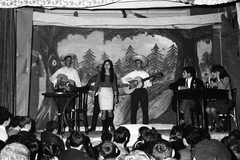 Festival de Nadal a casa Agustí. Eduardo Babot, Cathy, Rafael Muniesa, Moisés Berné, Paloma de la Guingueta i el seu germa, entre d'altres.