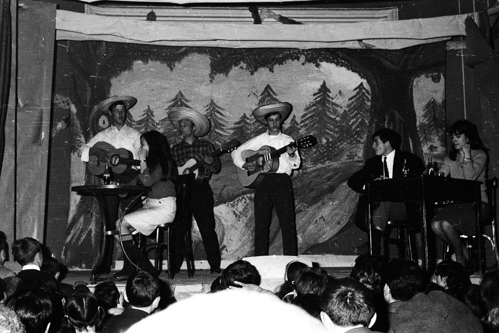 Festival de Nadal a casa Agustí. Eduardo Babot, Moisés Berné, Rafael Muniesa, Josep de Gorró, Conxi de Pilareta i Cathy.