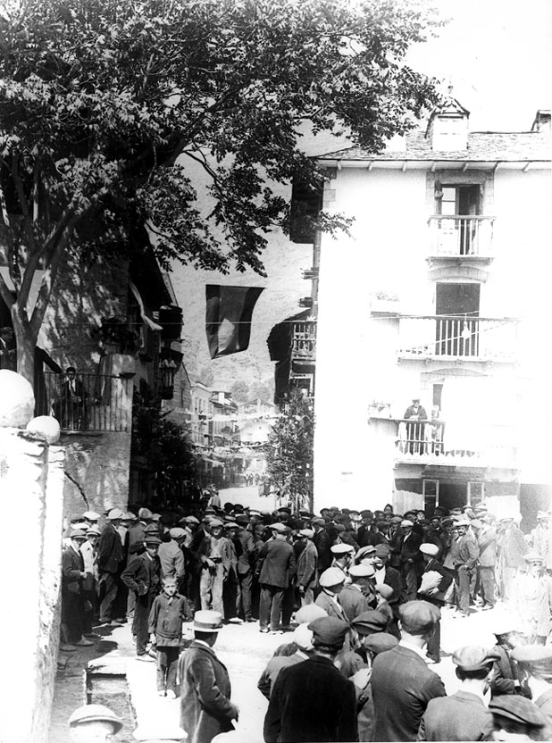 Vista del carrer Major un dia de festa.