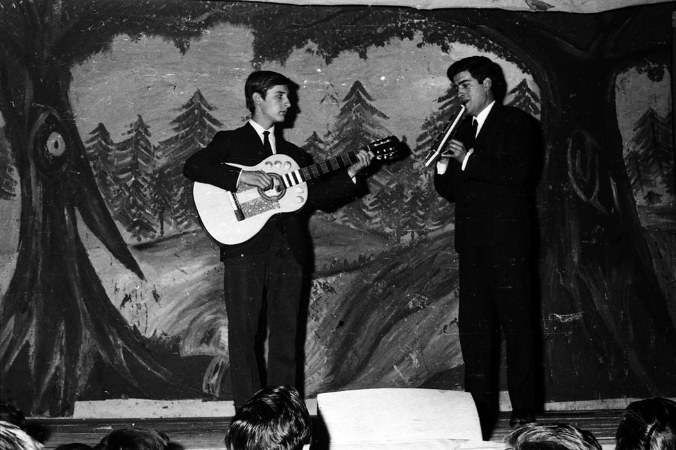 Festival de Nadal a casa Agustí. Rafael Muniesa tocant la guitarra i Jaume Gallart tocant la melòdica.