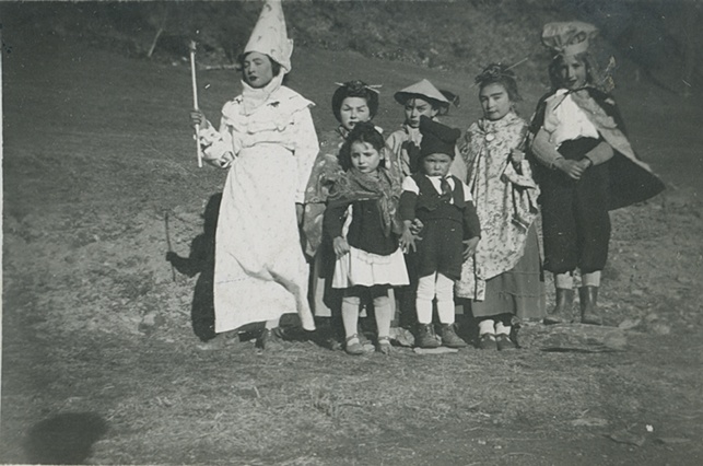 <p>Imatge de carnaval a Isavarre.  D’esquerra a dreta fila superior: Alba de casa Negret, nena, Llorenç Costansa, Inés de Casa Negret i nen.</p>