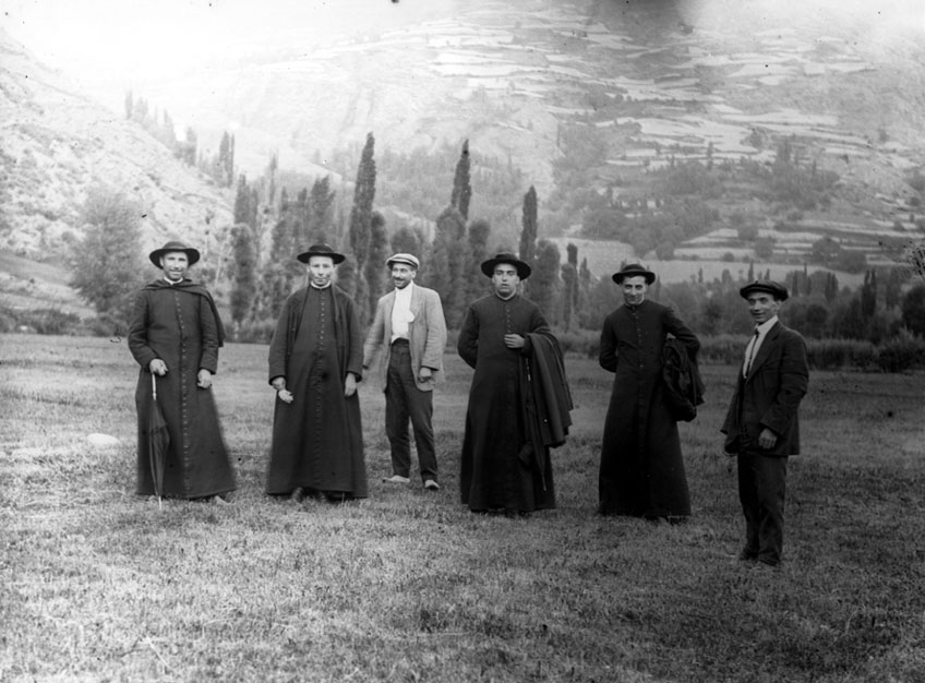 Capellans del país amb Josep Sentenach, de Casa Ferdinand, al mig i al costat mossèn de casa Corbera. El primer de la dreta és Francesc Cases Armengol (casa Sansi)