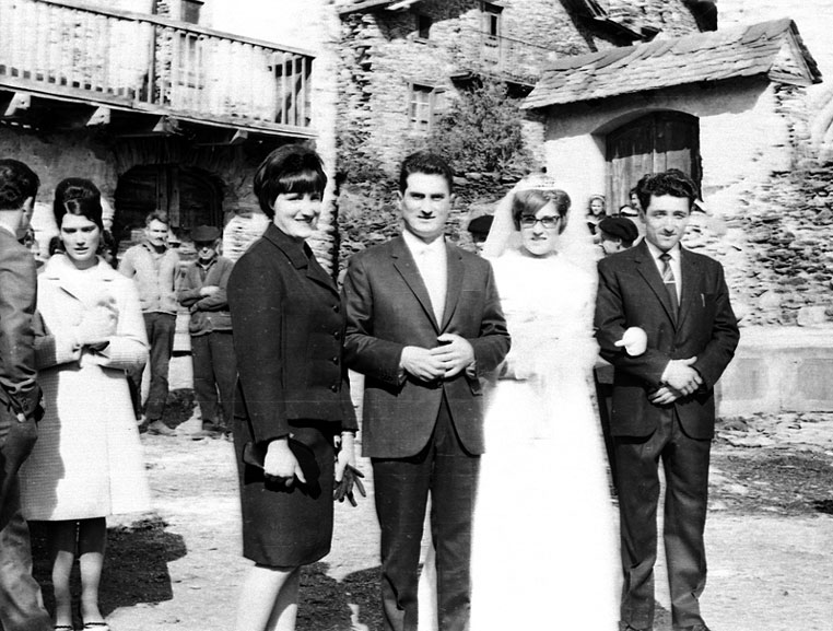 <p>Casament de Carme Garcia i Ignasi Bruna a l'església de Sant Lliser. Plaça major. Miqueu d'Isil i la seua dona Guadalupe i Teresa, dona de marxant.</p>