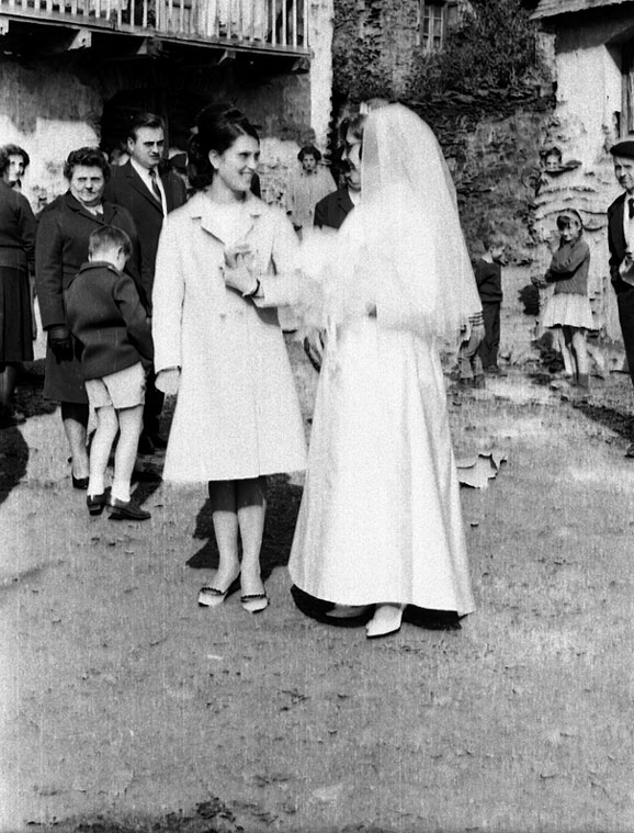 Casament de Carme Garcia i Ignasi Bruna.. La núvia amb Tere de Marxant.