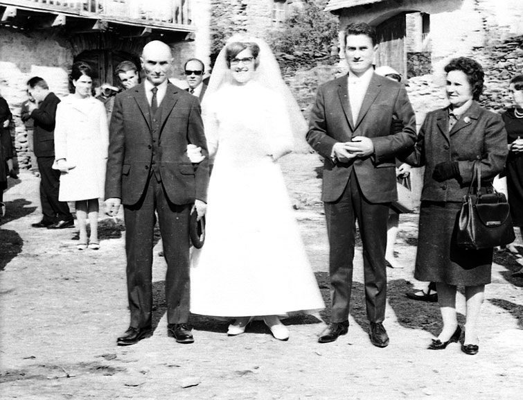 <p>Casament de Carme Garcia i Ignasi Bruna. Plaça d'Alòs.</p>