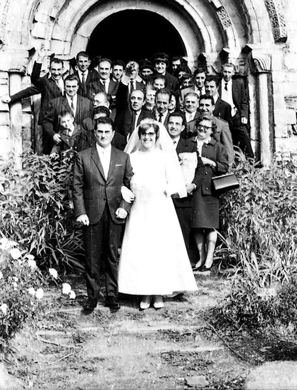 <p>Casament de Carme Garcia i Ignasi Bruna, amb els convidats, davant de l'església de Sant Lliser. Ignasi Jordana, Joan Garcia Rosset, Josep Gran, Paquito Isus de casa Miqueu d'Isil, Ignasi Bruna Ticó, Guadalupe Rosset, Joaquim Gran Arnalot, Enric Farré amb el seu fill Michel, Fuster d'Escaló, Paco Badia de casa Pubill d'Alòs, Fernando Farré, Hipòlit Sanjose, Joan Pujol, Isabel Andorra Ruf, dona d'hipolit, i els nuvis.</p>