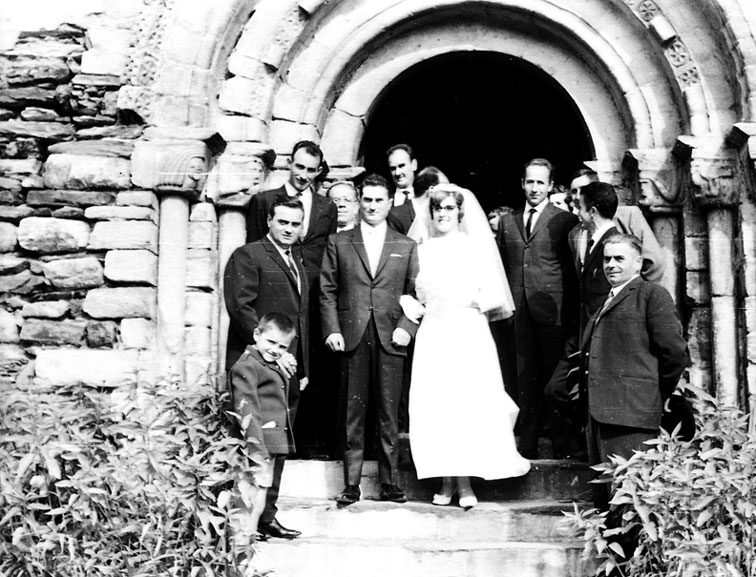 <p>Casament de Carme Garcia i Ignasi Bruna amb els convidats davant de l'església de Sant Lliser Alòs. Enric de França amb el seu fill Enric, Ignasi Jordana, el nuvis, Porgueres i Paco de Pubill.</p>