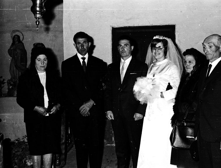 <p>Casament de Carme Garcia i Ignasi Bruna. Maria Gran Arnalot, Joan Garcia Roset, els nuvis i els pares del nuvi, Rafaela Ruf i Ignasi Bruna Ticó.</p>