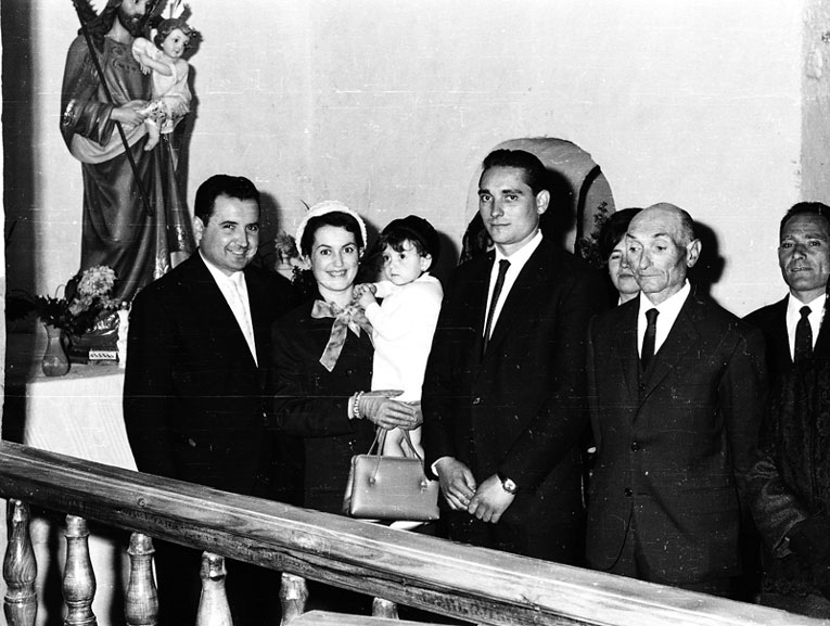 <p>Casament de Carme Garcia i Ignasi Bruna a l'església de Sant Lliser. Josep Sanchez Garcia, Rosalia Bruna, la seua filla Ana, Francesc Bruna, Ignasi Bruna Ticó i Joaquim Ruf.</p>