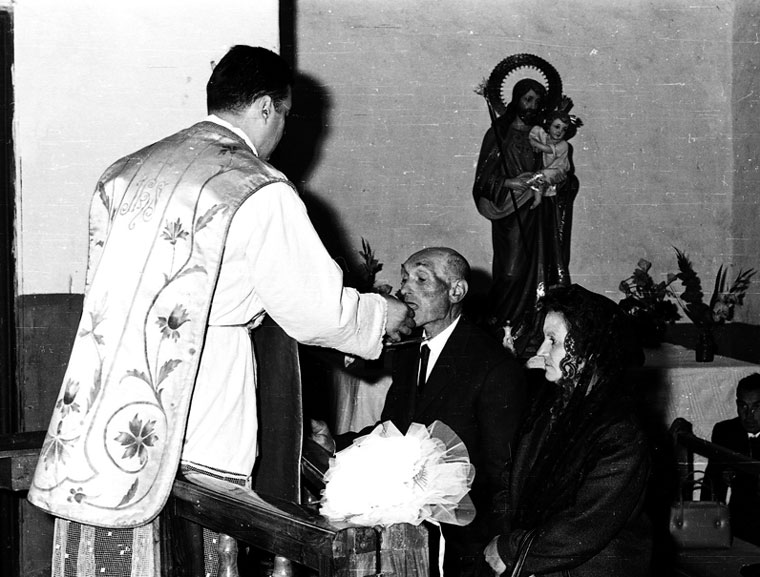 <p>Casament de Carme Garcia i Ignasi Bruna a l'església de Sant Lliser. Mossèn Tarragó i els pares del nuvi.</p>