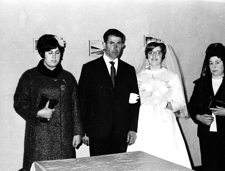 <p>Casament de Carme Garcia i Ignasi Bruna. Pepita Garcia, Joan Garcia, la núvia i Maria Gran.</p>