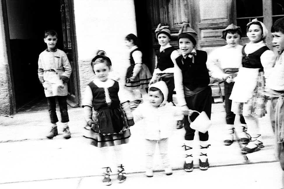 Dijous Gras. Ball de l'hereu Riera. M. Àngels deJoan Blau del Camp, Esther i Jordi de Bordoll, nens de Coié, Josep i Nati, nen de Godoy. Al fons Angel de la Cruz, i vestit amb bata d'escola Jordi Rey, de Meleta.