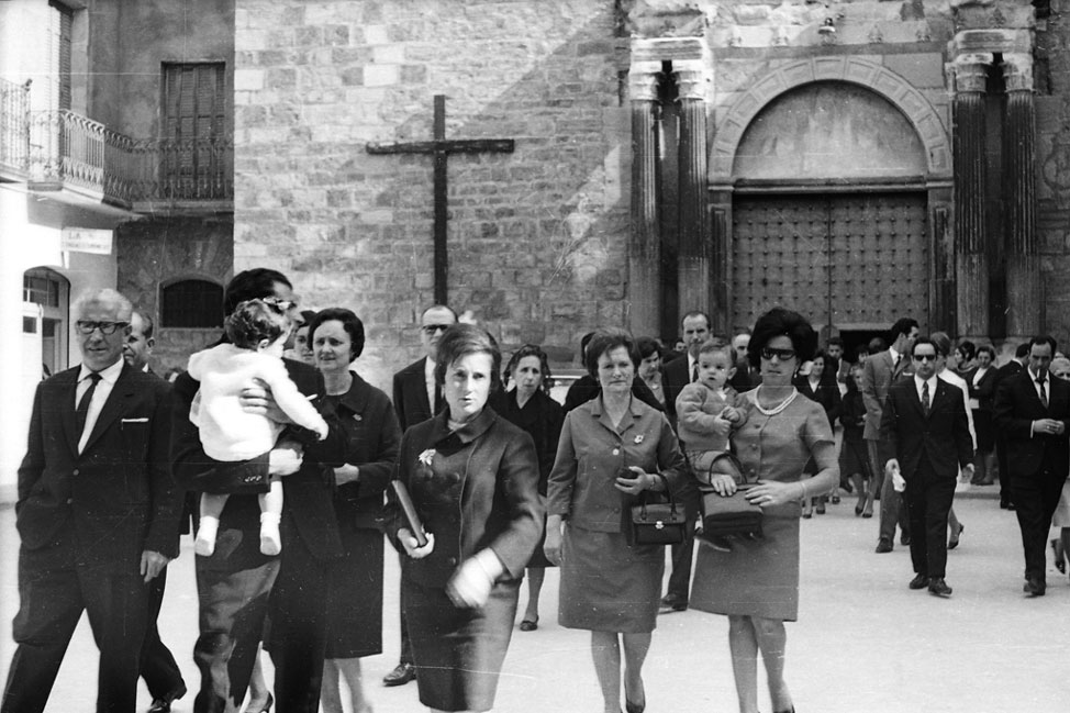 Casament de Ramón Solé i Pilar Roquet a l'església de la mare de Déu de Vall de Flors. Germà de la sogra de Palmi, M. Teresa de Magina de Cerbi, Angeleta Roquet, la dona de Valeriano Roquet i el seu nen.