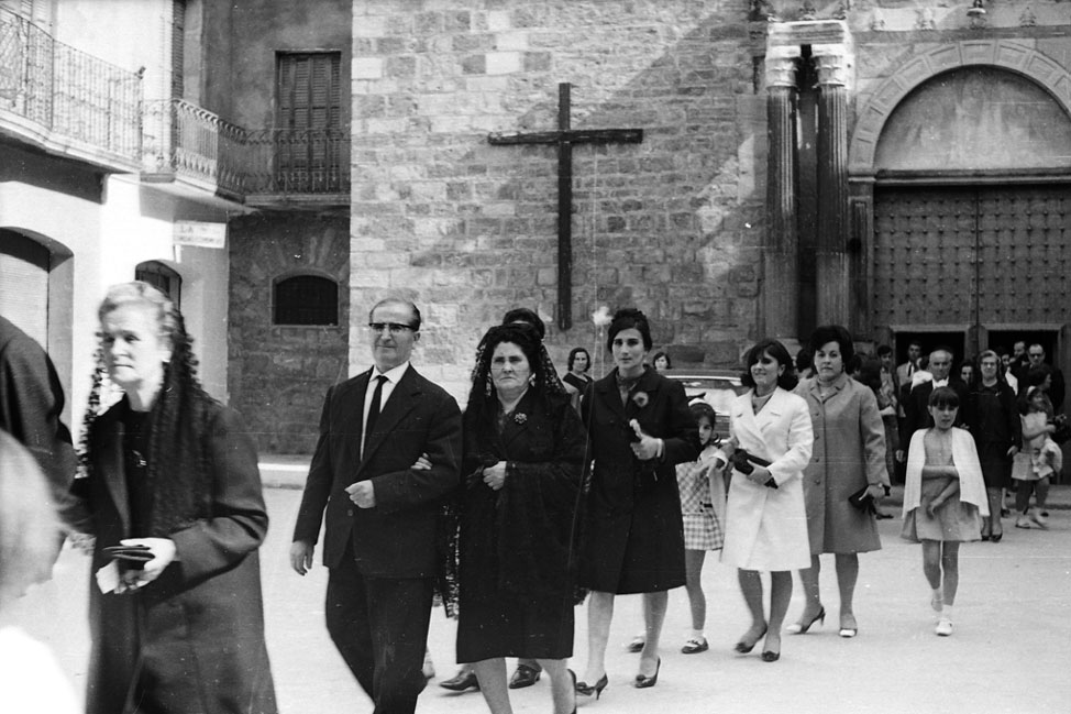 Casament de Ramón Solé i Pilar Roquet a l'església de la mare de Déu de Vall de Flors. Comitiva sortint de l'església. Pepeta Roquet, els pares del nuvi, Palmi, Carme i Pepeta nat, entre d'altres.