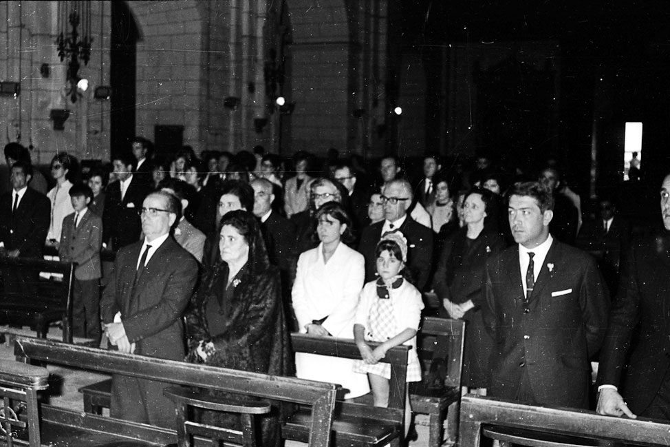 Casament de Ramón Solé i Pilar Roquet a l'església de la mare de Déu de Vall de Flors. Els pares del nuvi, la germana del nuvi, Antonio de Maçano i Toni Fillat, entre altres.