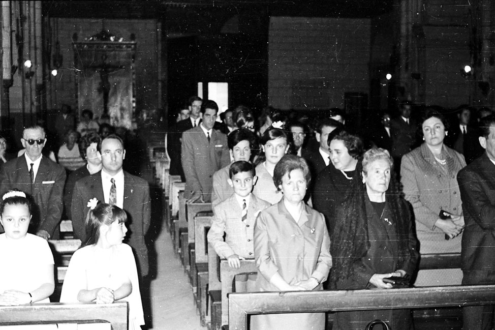 Casament de Ramón Solé i Pilar Roquet a l'església de la mare de Déu de Vall de Flors. Àngel Roquet, Valeriano Roquet, Pepeta Peiró i Angeleta, entre d'altres.