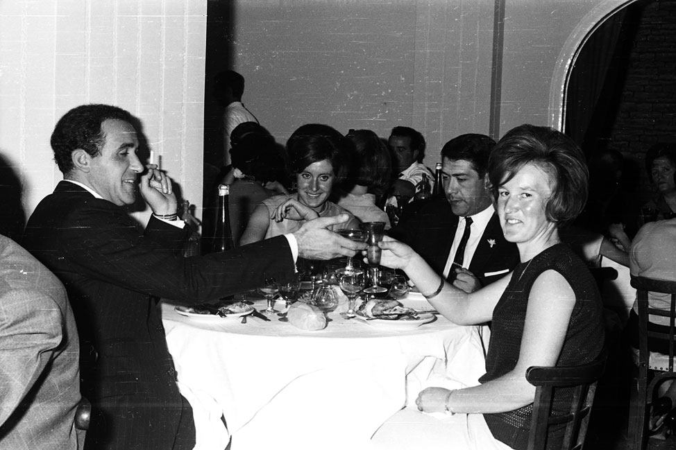 Casament de Ramon Solé i Pilar Roquet. Antonio de Maçano i Enric Bardella, entre altres.