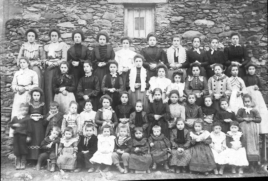 Grup escolar de nenes. Fila darrera, primera per l'esquerra, Cisqueta de Carrera