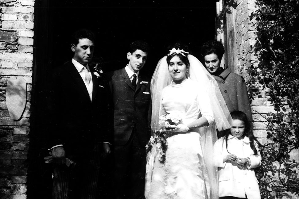 Casament de Jordi Bardella i Carme de Castellarnau. Jordi Bardella, Carlos Bardella, la núvia, Montserrat Castellarnau i Montserrat Gallimó. 