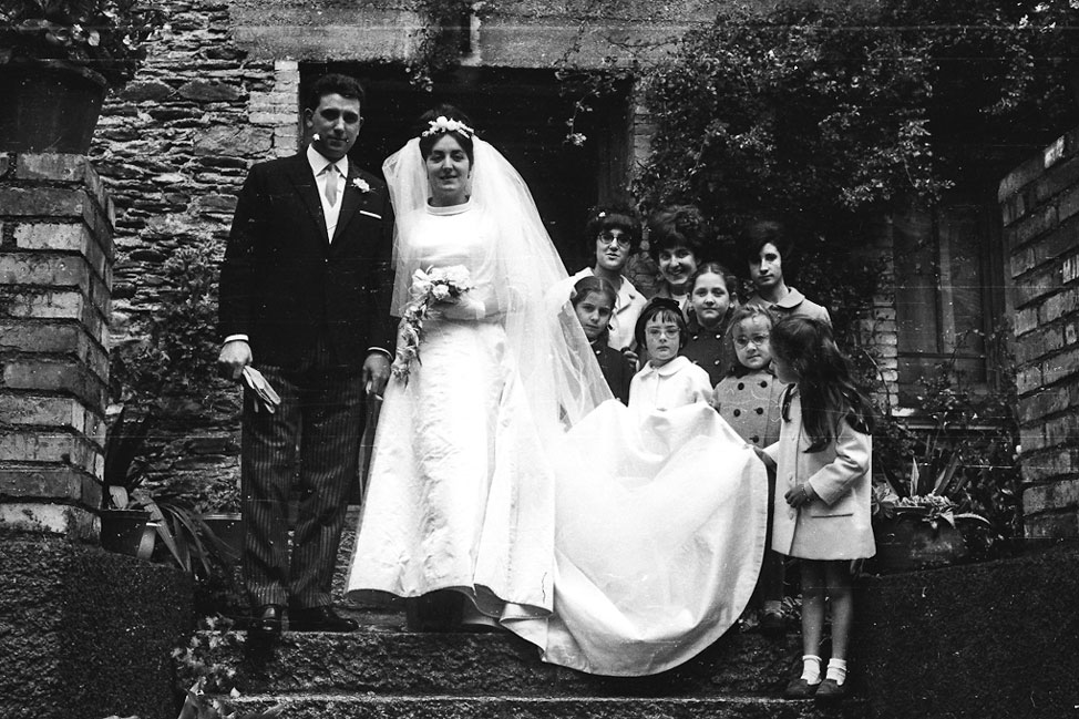 Casament de Jordi Bardella i Carme de Castellarnau. Les nenes Marta Bardella, Conxita de Castellarnau, Trini Rella, Anna Mores, Tere Gallimó, M. Àngels i Isabel de Cabirol i Montse Gallimó.