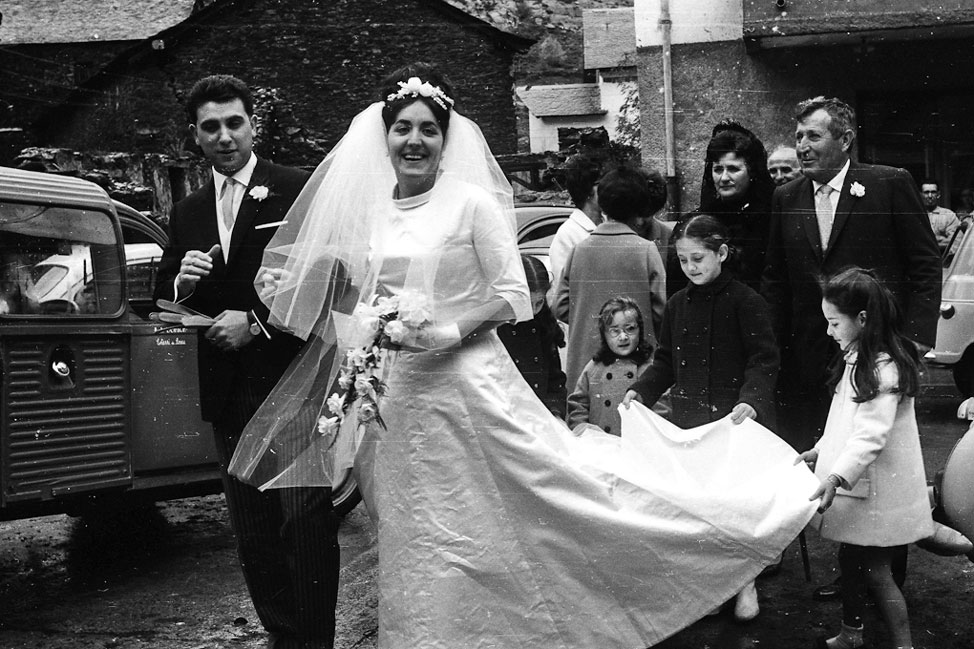 Casament de Jordi Bardella i Carme de Castellarnau. Portant la cua Anna Mores, nena de Cabirool, Montse Gallimó. Al darrera Carmeta Garrabí i Ignasi de Castellarnau.