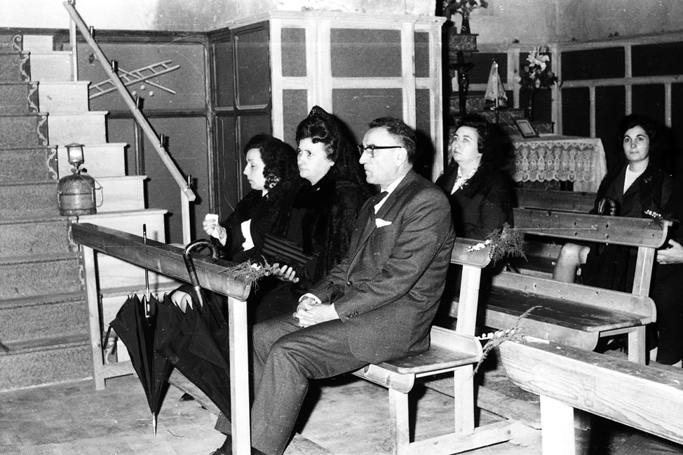 Casament de Jordi Bardella i Carme de Castellarnau a l'església d'Alins. Solita Armengol, de casa Moreig, Carmeta i Enric de Garrabi, i al darrera Assumpció de Castellarnau.