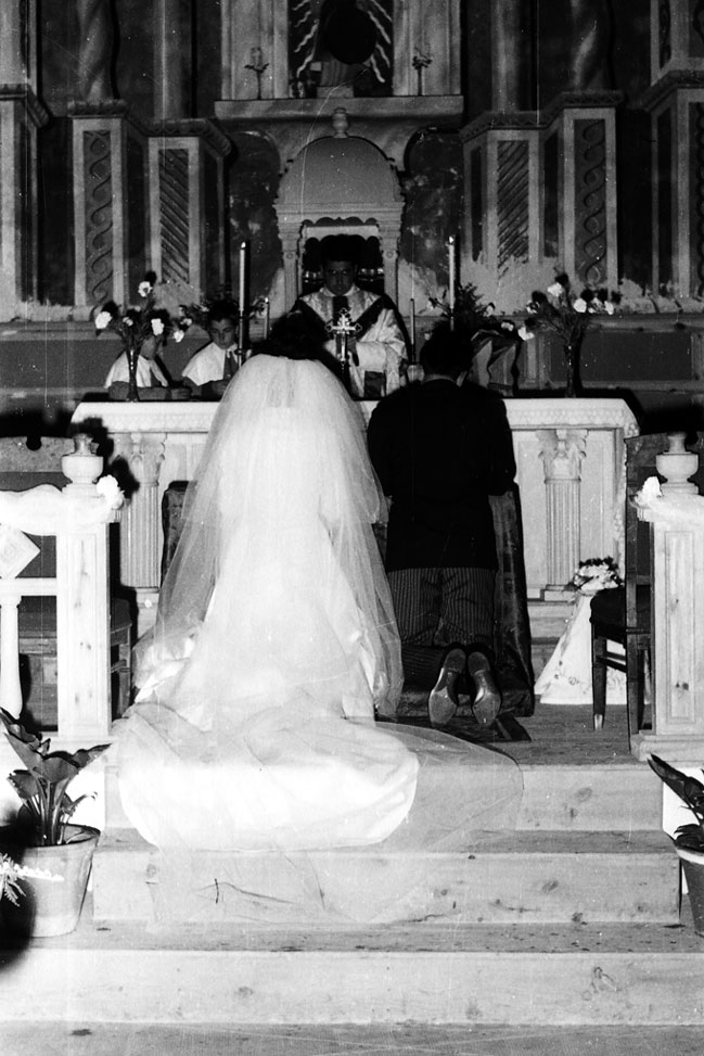 Casament de Jordi Bardella i Carme de Castellarnau a l'església d'Alins.