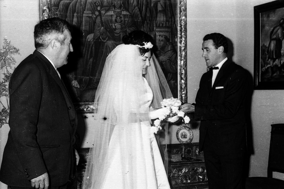 Casament de Jordi Bardella i Carme de Castellarnau a l'església d'Alins.