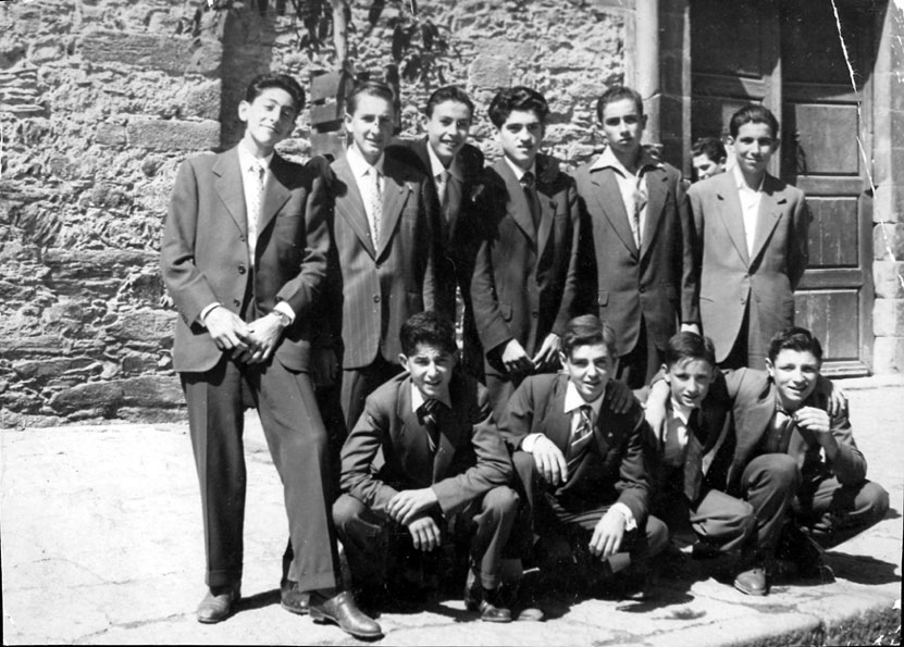 Joves del poble davant l'església, per la Festa major: Antoni de Casa Corbera-Campi, Andreuet de Casa Nando, Jaume de Casa Moliner, Jaume de Casa Gonoi, Josep M. Camalluent i ?.
A sota: Enriquet de Casa Alfonso, Jaumet de Casa Agustina, Pep de Casa Marxant i Xavier de la Marí.