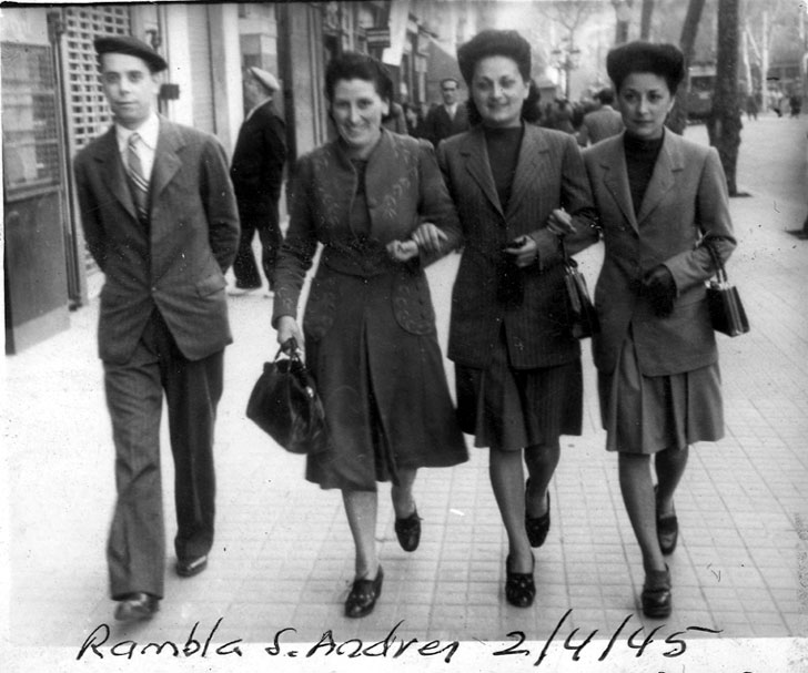 Marià i Antònia amb unes amigues a la Rambla de Sant Andreu.