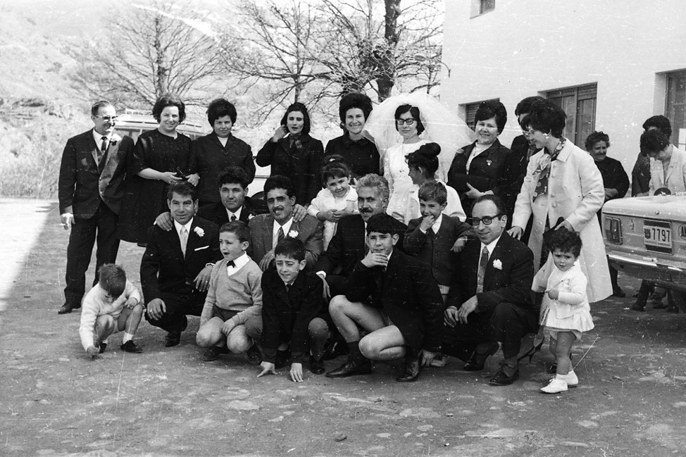 Casament de Teresa Ticó i Xavier Vilasetru. Els nuvis amb els convidats.