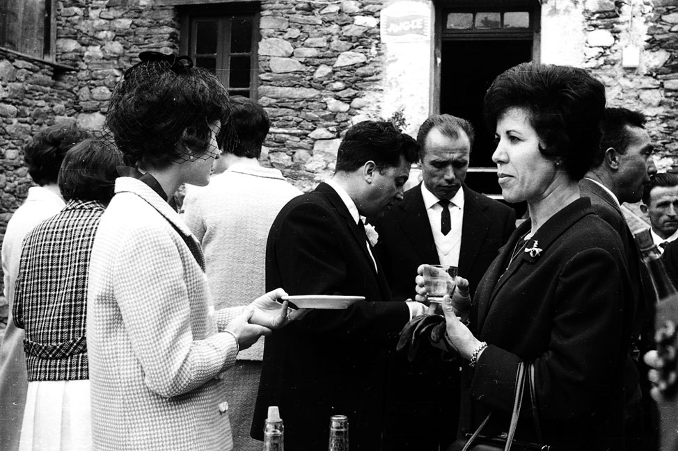 Casament de Joan Fayás Ordi i Maria Sastrada. a mà dreta senyors de casa Parramon de Peramea, Jesús i Mercè.