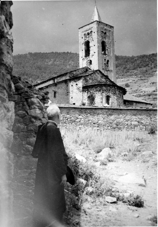 Mossèn Agustí davant l'església dels Sants Just i Pastor.