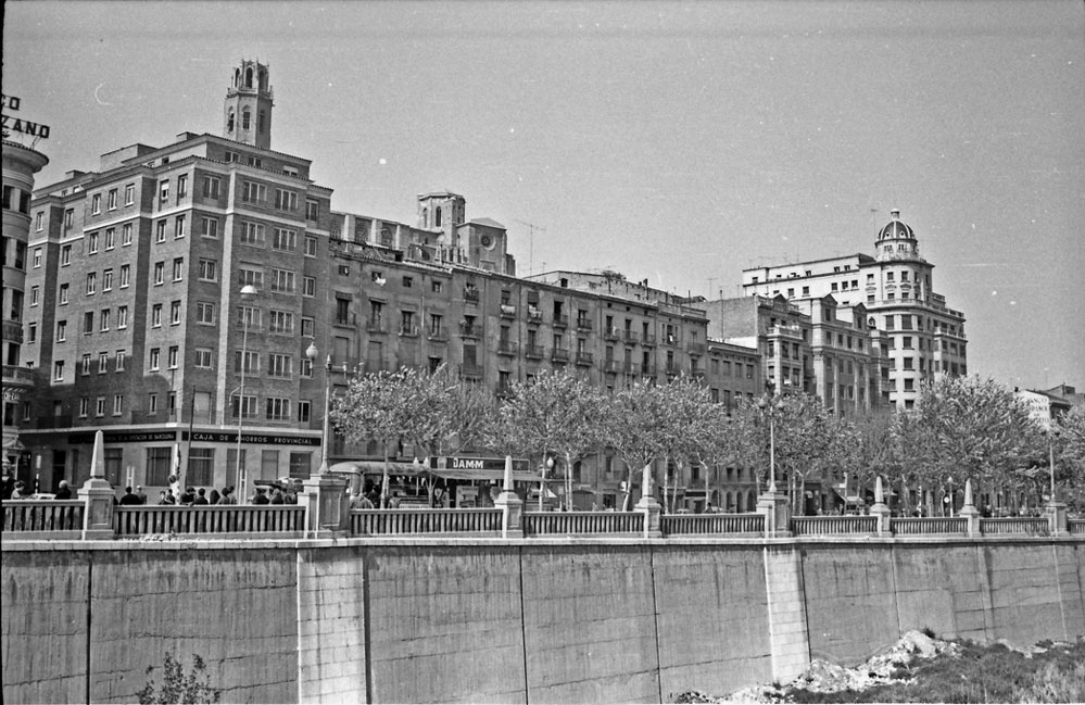 Vista de Lleida, davant el riu Segre.