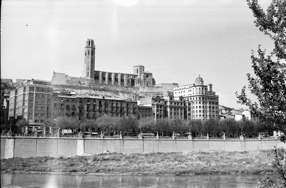 Vista de Lleida amb la Seu Vella, a davant el riu Segre.