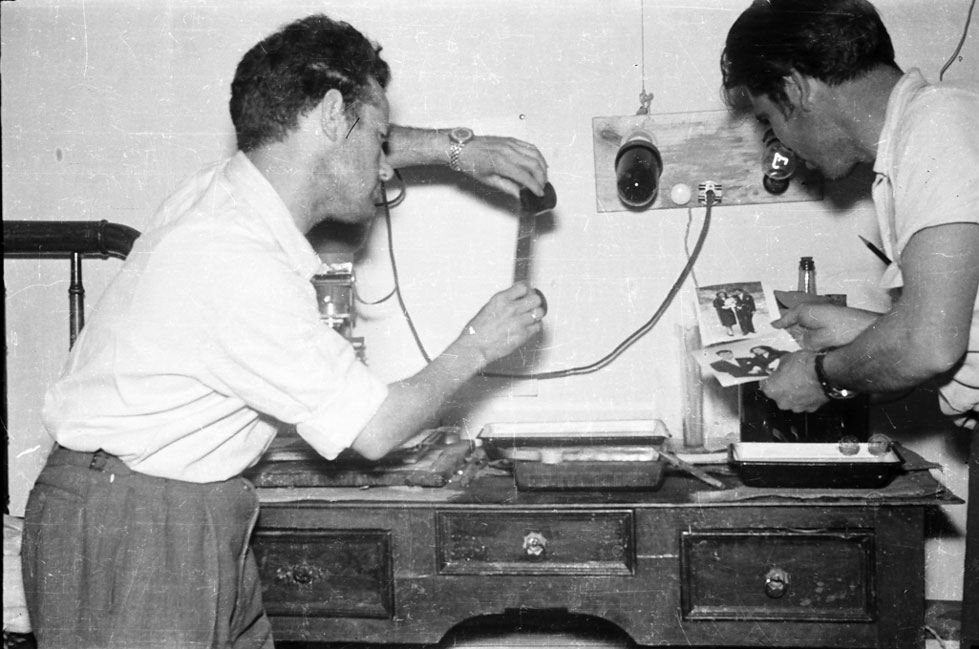 Rafael Muniesa en el seu laboratori fotogràfic.