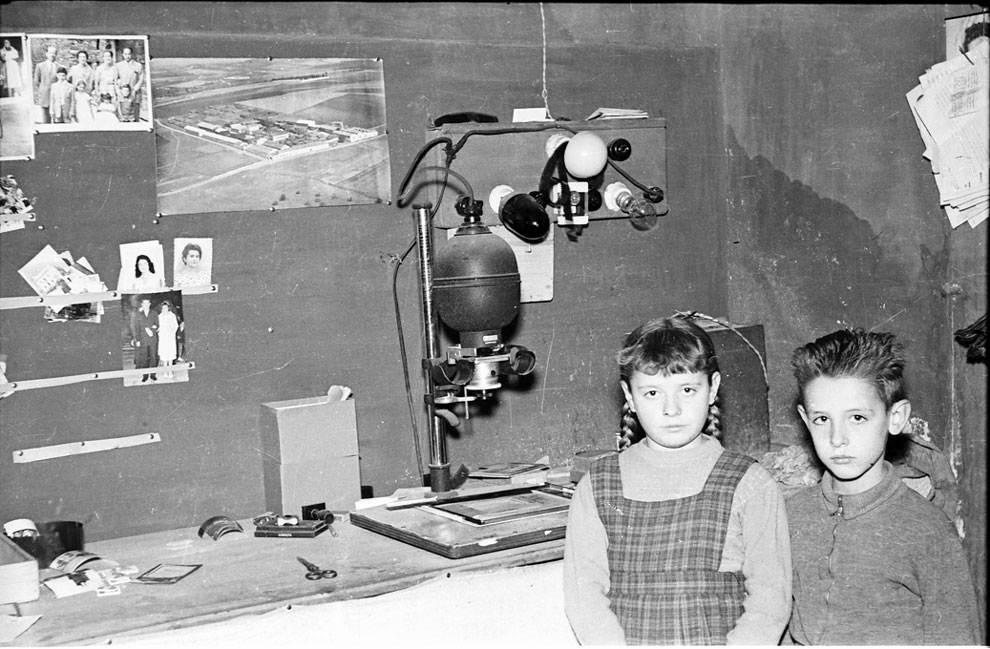 Rafael i Pepita Muniesa al laboratori fotogràfic del seu pare.