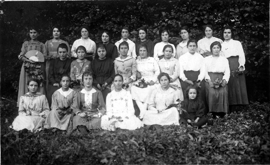 Grup escolar de nenes.