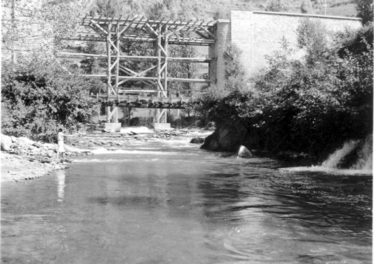 Nena de Casa Corbera-Campi davant les obres del pont de la carretera d'Isil, molt a prop d'Esterri.