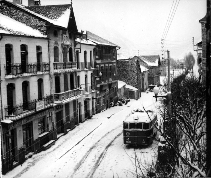 Cotxe de línia al carrer Major.