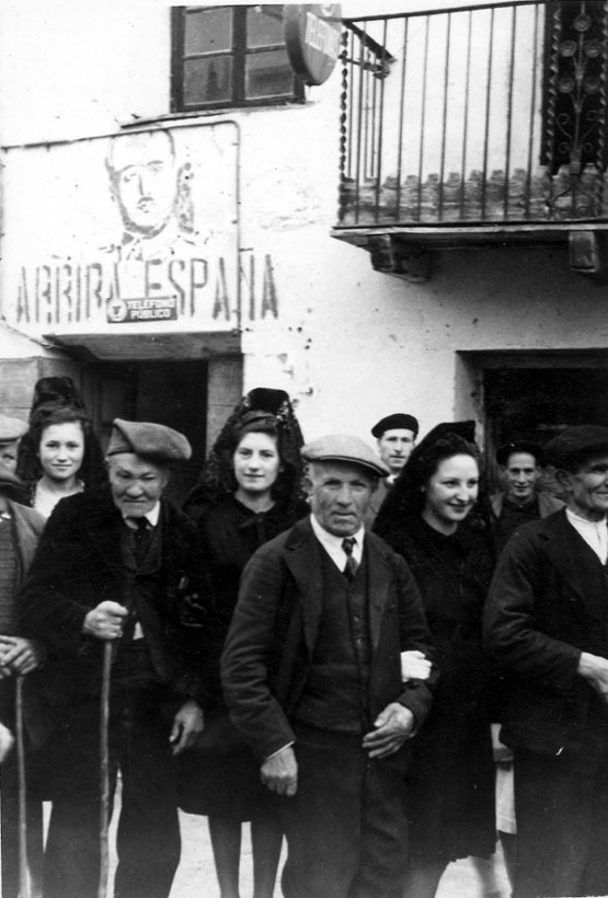 Dia de la vellesa sota l'atenta mirada de Franco. Les noies: Palmira de Casa Prian de Burgo, Lola d'Aurós i Tereseta de Casa Tomeu d'Esterri.