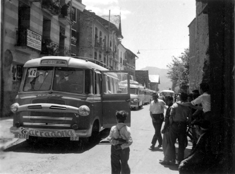 Sortida d'una excursió a Lourdes, davant de Casa Corbera-Campi.